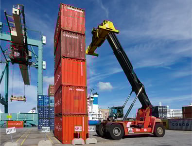 Containertruck staplar containrar