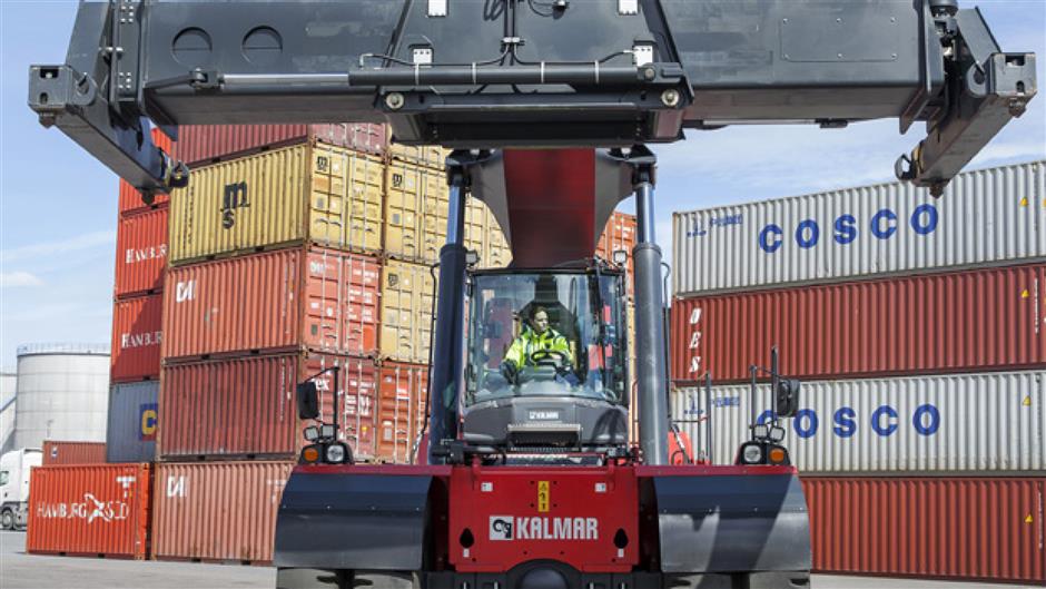 Linda Rosén jobbar i containertrucken.
