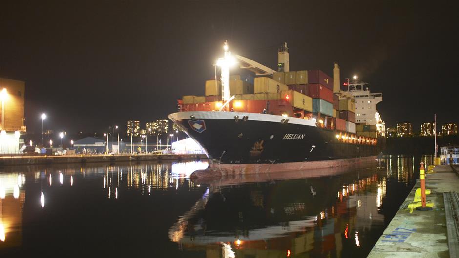 Containerfartyget Heluan på väg in till Frihamnen