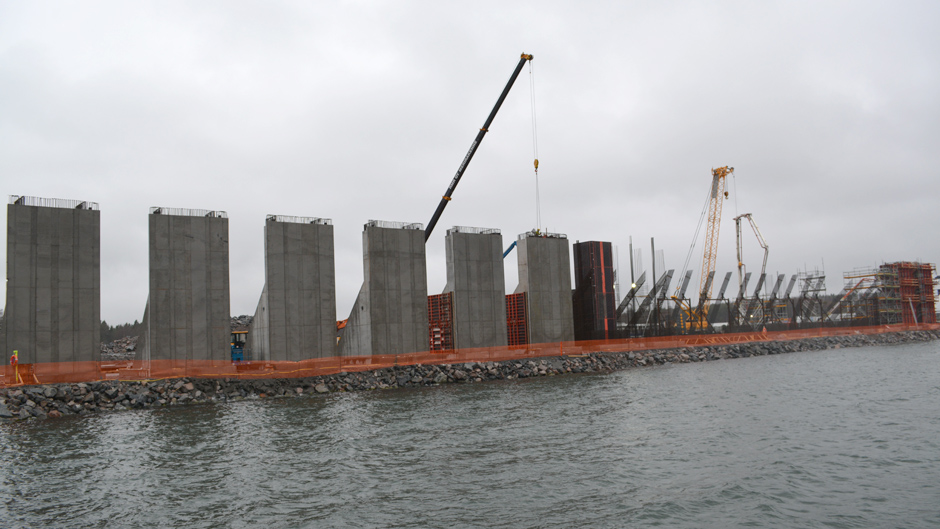 Betongelement som kommer att utgöra den nya kajen i Kapellskärs hamn