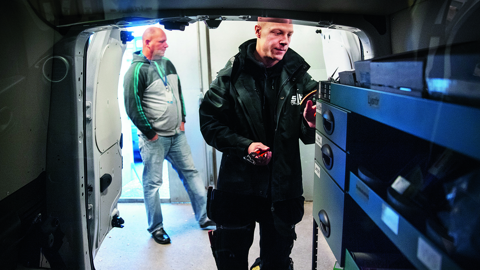 Fredrik Nodemar kontrollerar filtret