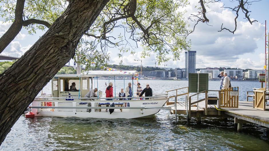 Fartyget Märta Helena lägger till vid Tanto