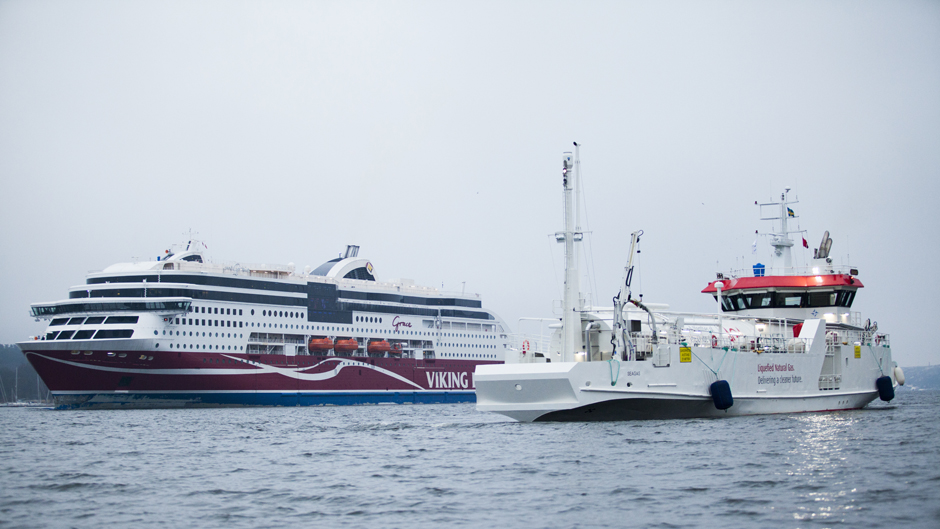 Viking Grace och LNG-bunkerfartyget Seagas sida vid sida
