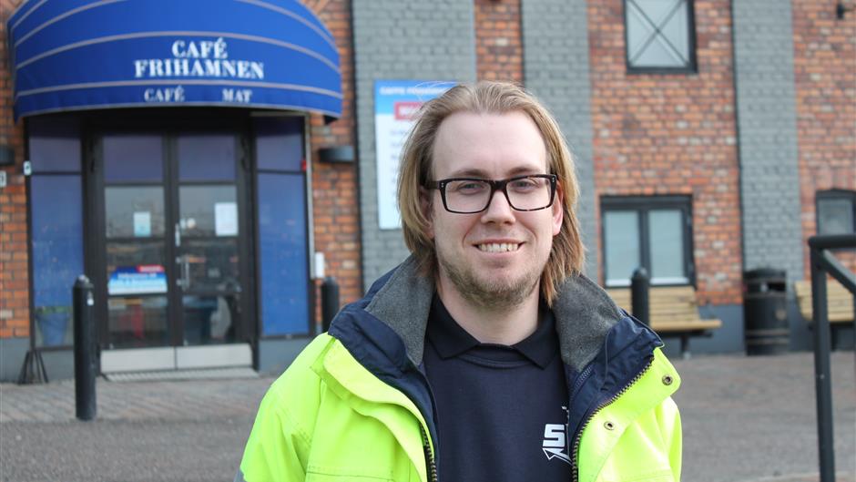 Per Norling framför Café Frihamnen