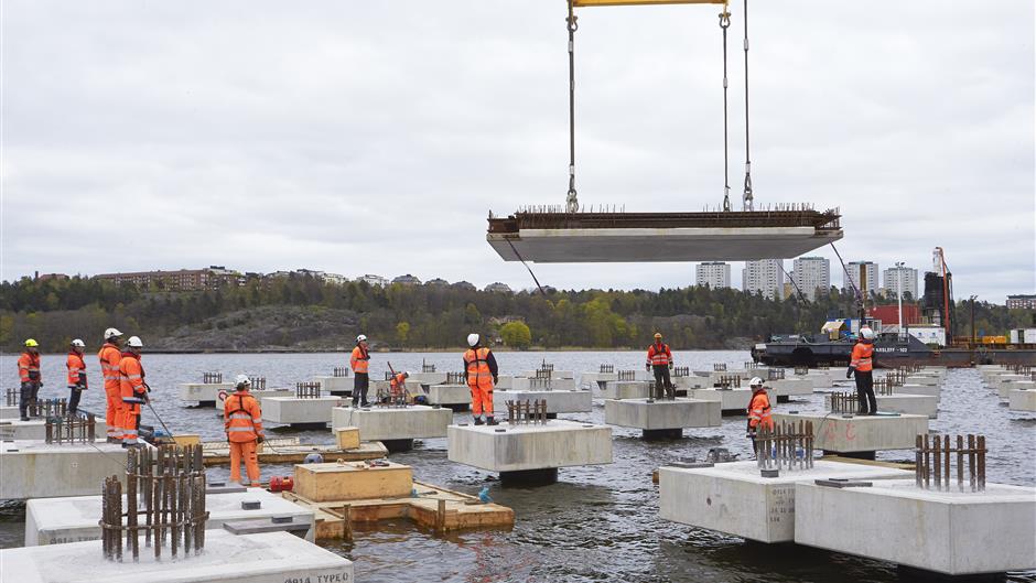 Betongdäck hissas ner på pålar i nya Värtahamnen.
