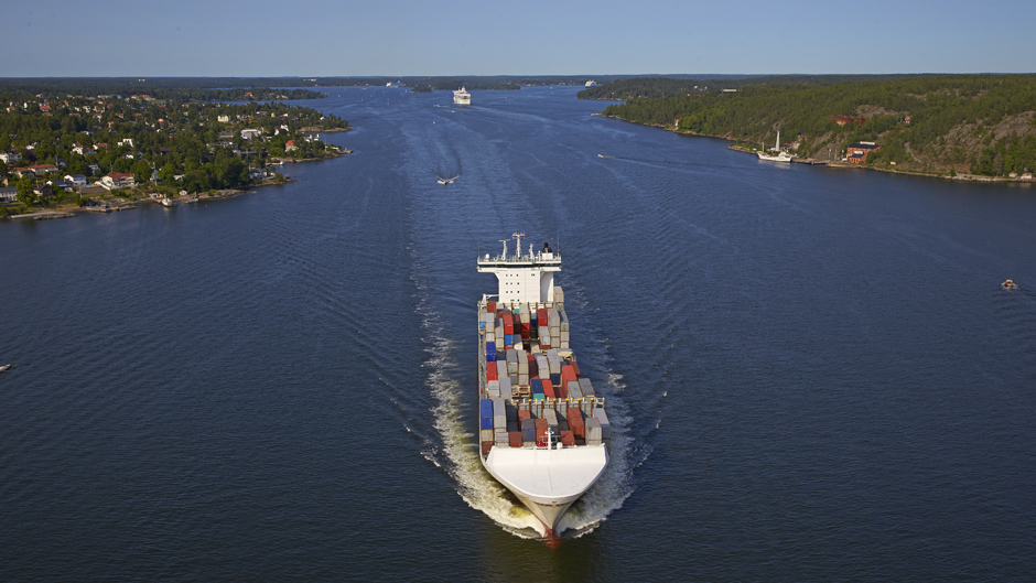 Containerfartyg i skärgården