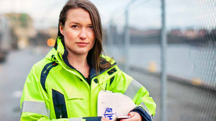 Erica Oberholtzer i varselkläder på kajen