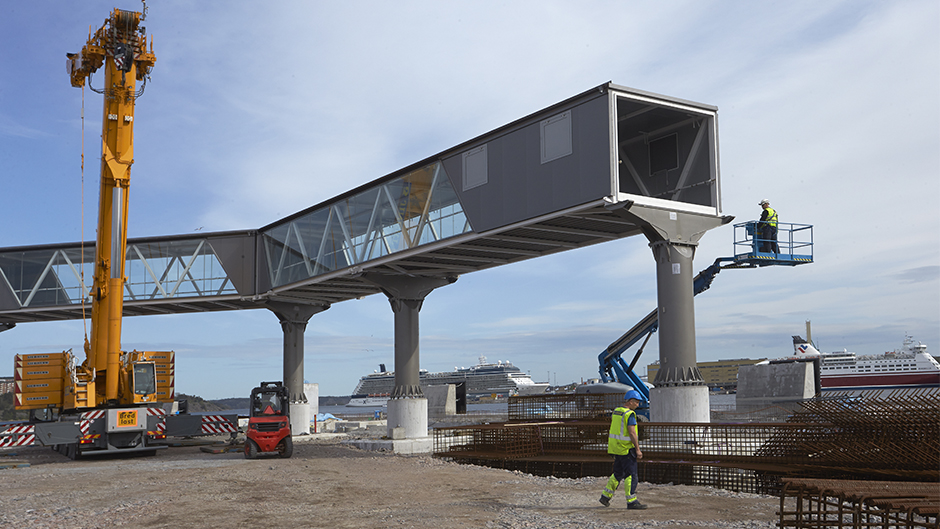 Passagerargång monteras i Värtahamnen