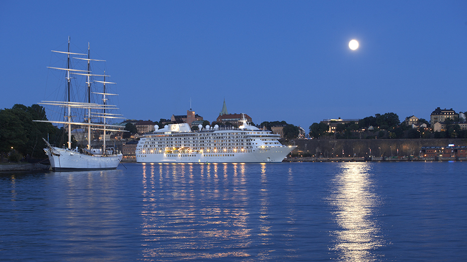 Kryssningsfartyg vid stadsgården