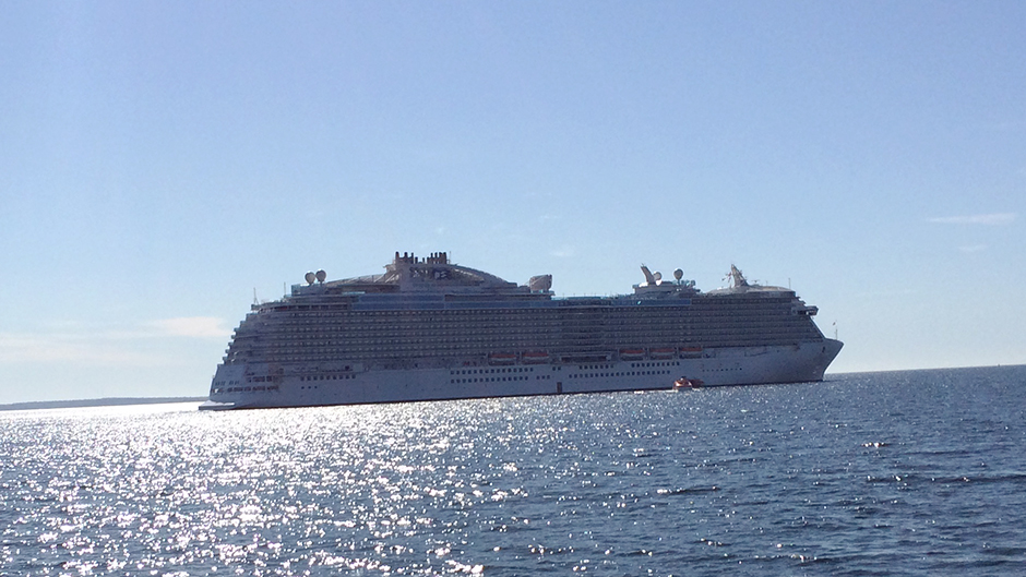 Regal Princess på redden utanför Nynäshamn