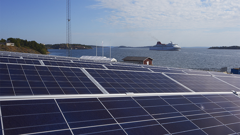 Solceller på ett tak i Nynäshamn