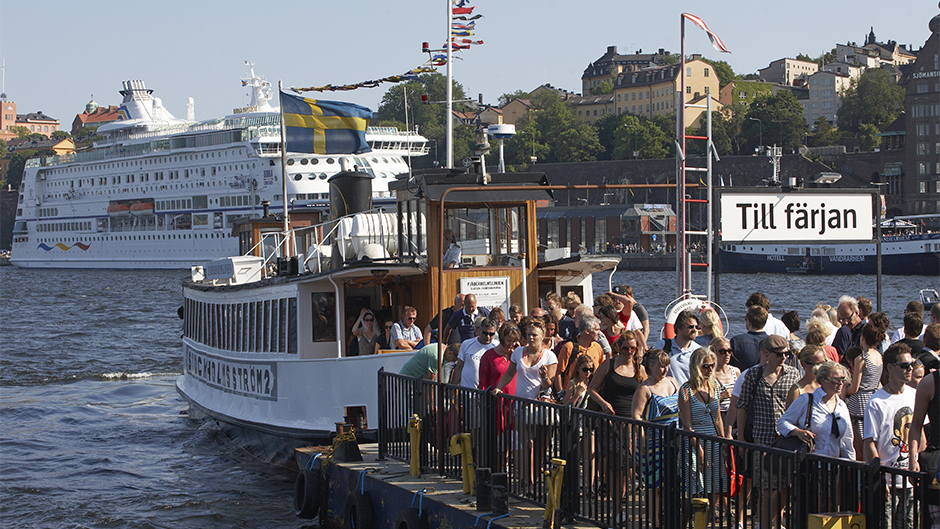 Passagerare går av skärgårdsfärja vid Skeppsbron