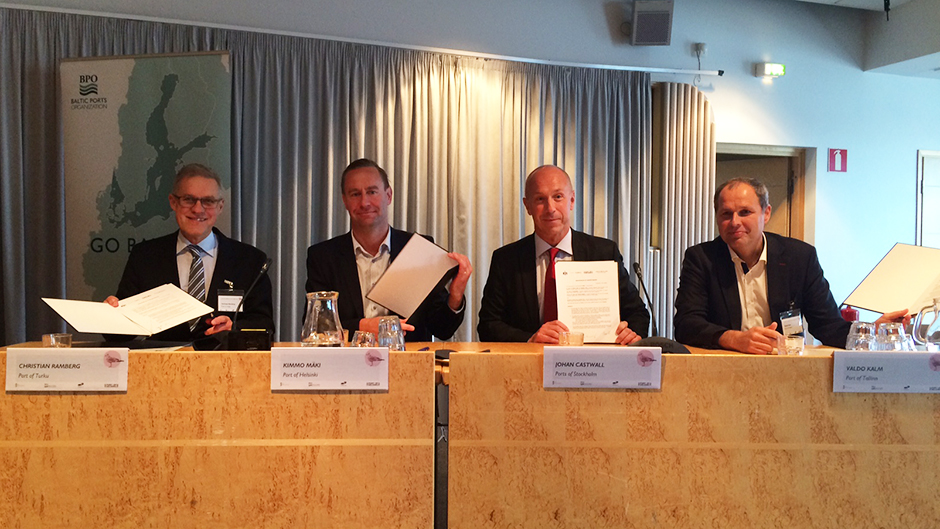 Representanter från Åbos, Tallinns, Helsingfors samt Stockholms Hamnar undertecknar överenskommelsen