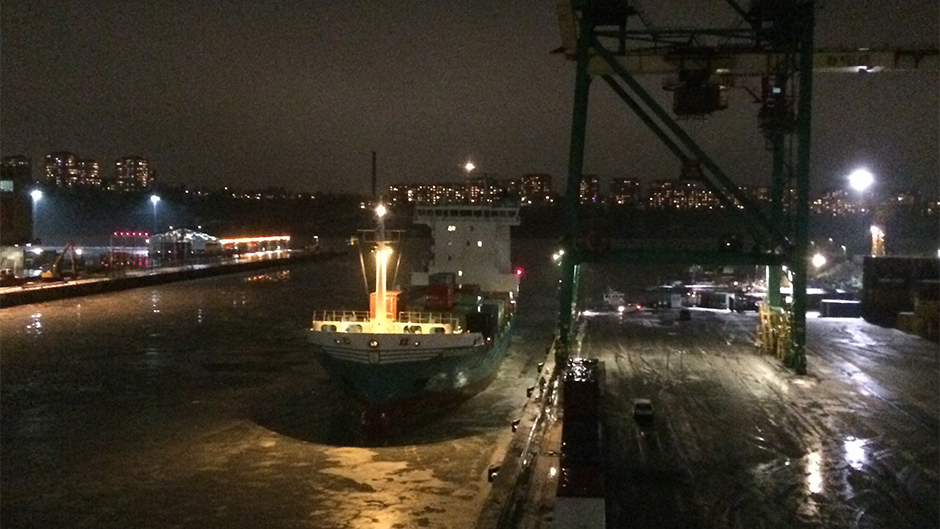 Dornbusch på väg in i till containerterminalen i Frihamnen för första gången