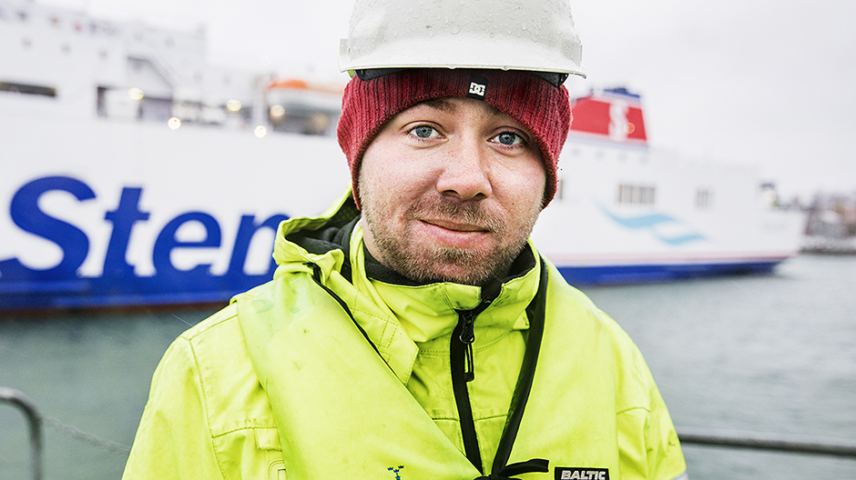 Simon Liljehammar framför Stena Lines fartyg