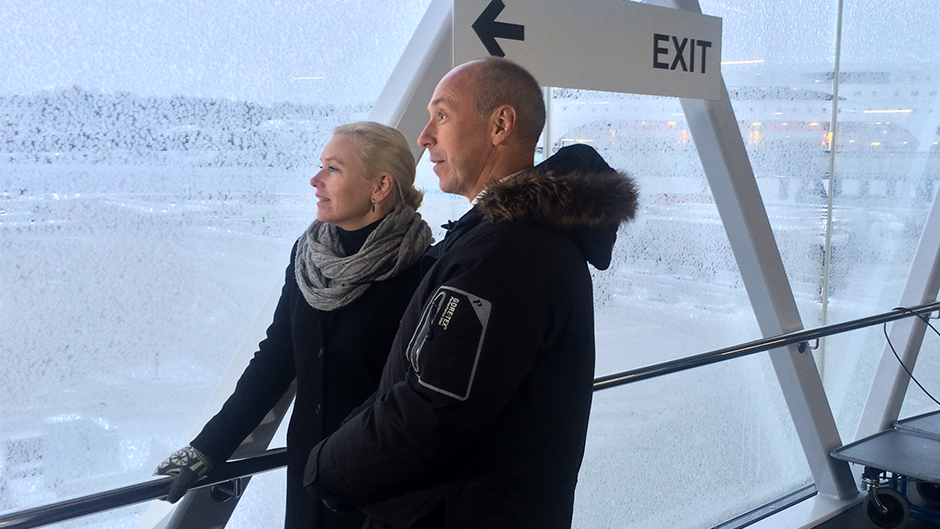 Infrastrukturminister Anna Johansson och Stockholms Hamnars vd Johan Castwall i en av passagerargångarna i nya Värtahamnen