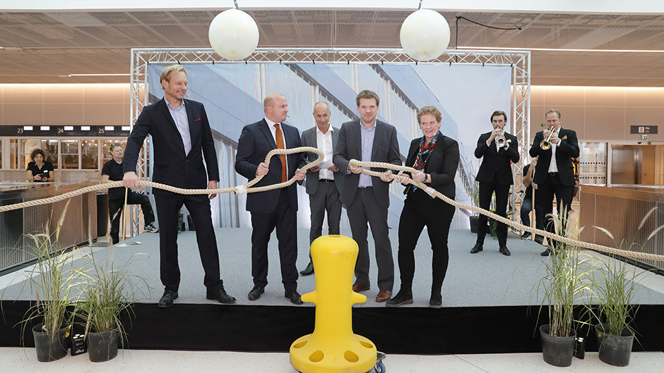 Per Ling-Vannerus, Marcus Risberg, Stefan Hansson och Karin Wanngård lägger en symbolisk första tross