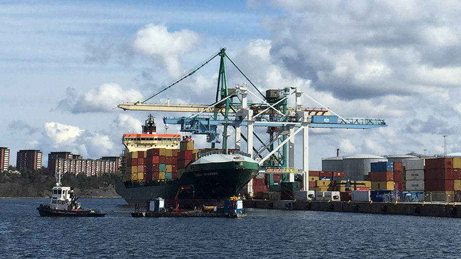 Containerfartyg i Frihamnen