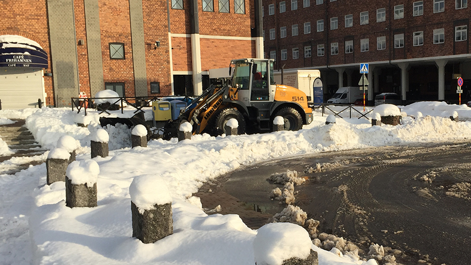 Snöskottning utanför Magasin 2 i Frihamnen