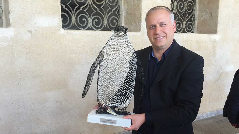 William Olofsson med Pingvinpriset i sin hand