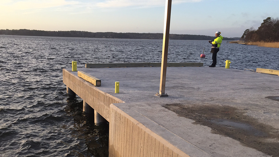 Berghamns brygga med en medarbetare från Stockholms Hamnar i varselkläder