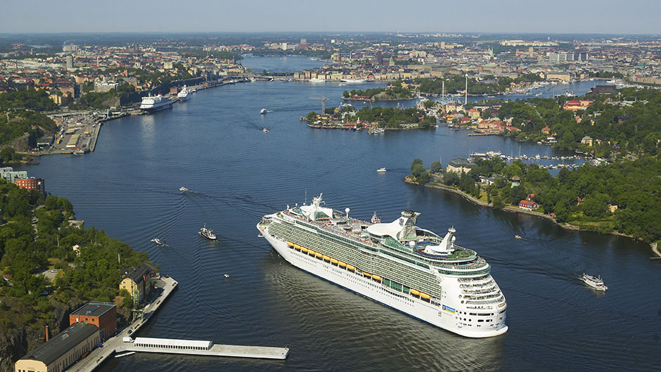Kryssningsfartyg på väg in till Stockholms hamn