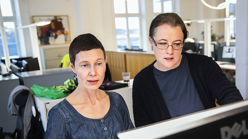Ulrika Persson och Lotta Solerud framför datorn på kontoret