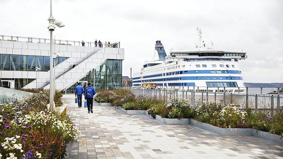 En av de grönskande takterrasserna på Värtaterminalen, med ett Tallink Silja-fartyg i bakgrunden