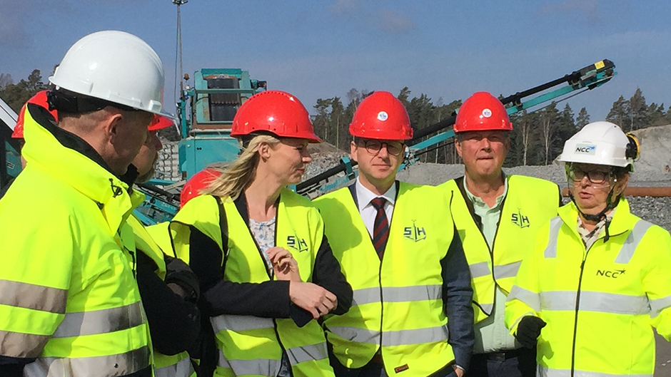 Mikael Damberg på plats på Norvikudden