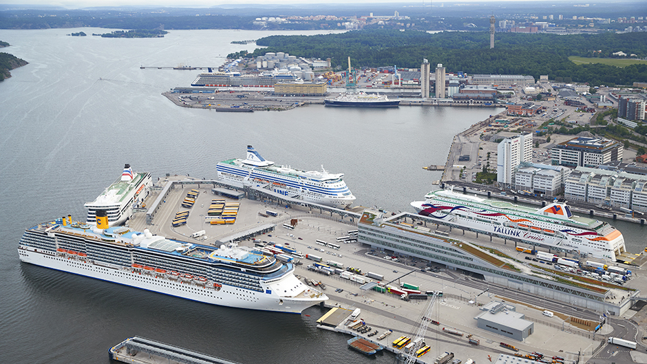 Flygbild över Värtahamnen med Frihamnen i bakgrunden