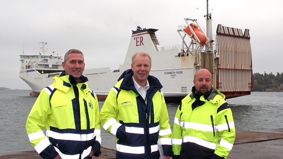 Per Axelsson, biträdande driftchef Nynäshamn. Anders Sjöblom, operation manager Stena Line. Markus Johansson, driftchef Nynäshamn. Framför fartyget Elisabeth Russ i Nynäshamns hamn
