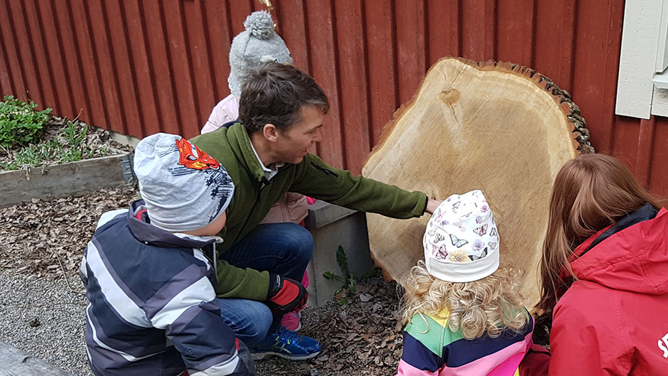 Några förskolebarn och pedagoger samlade kring en ektrissa