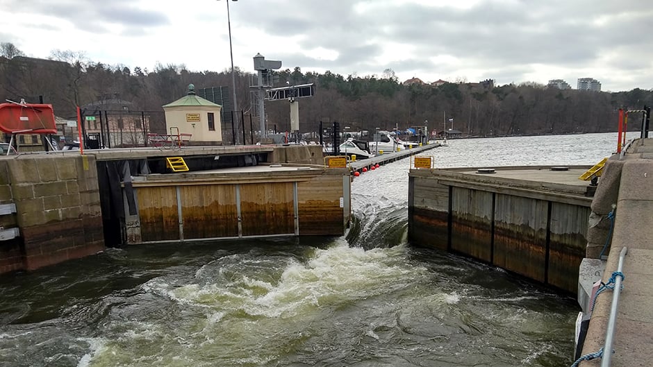 Vatten forsar genom Hammarbyslussen