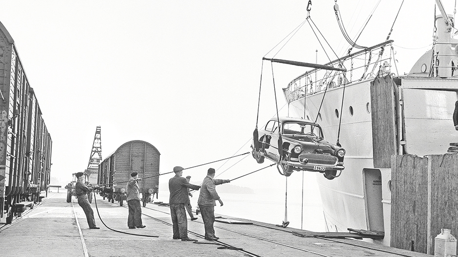 En Opel vinschas ombord på en Gotlandsbåt i början av 1960-talet