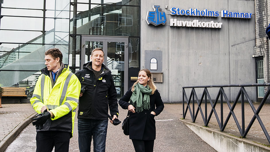 Stefan Scheja, Roger Backlund och Emma Åkerman utanför Stockholms Hamnars huvudkontor i Frihamnen