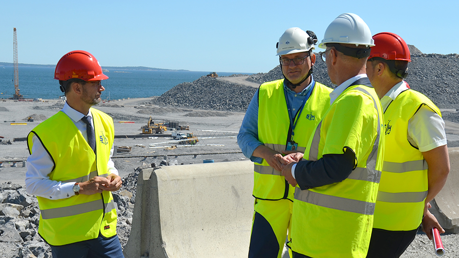 Infrastrukturminister Tomas Eneroth i samspråk med projektchef Magnus Sjöberg ute på Norvikudden
