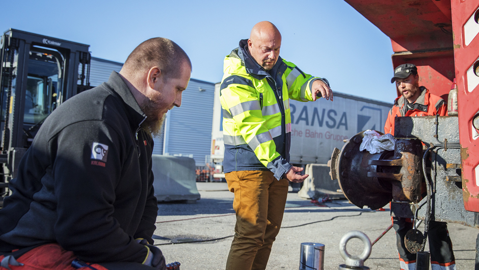 Markus Johansson med två medarbetare i Nynäshamns hamn