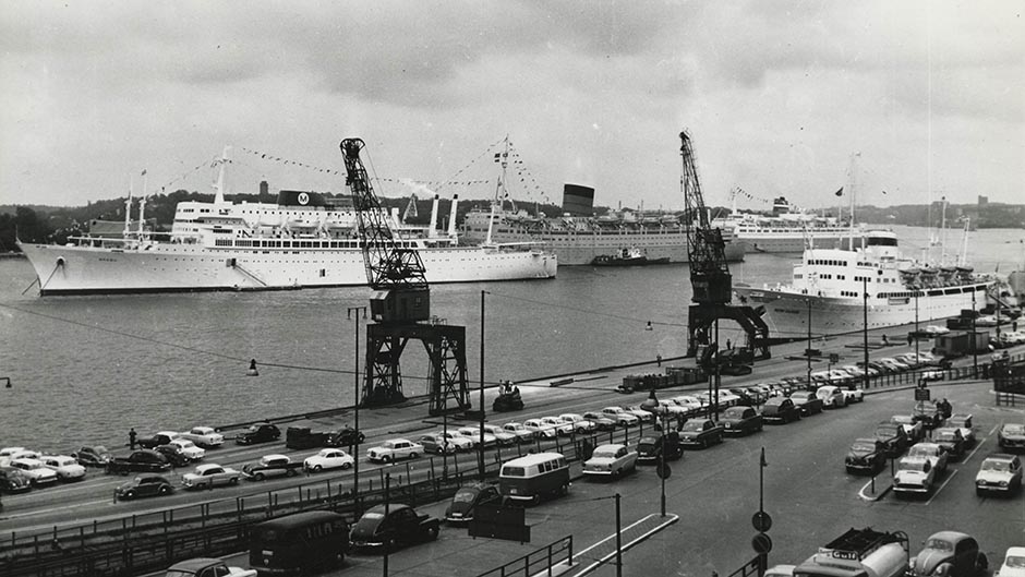 M/s Brasil, t/s Caronia och Staatendam. Vid kajen ligger Maria Ulianova förtöjd. 24 juli 1964.