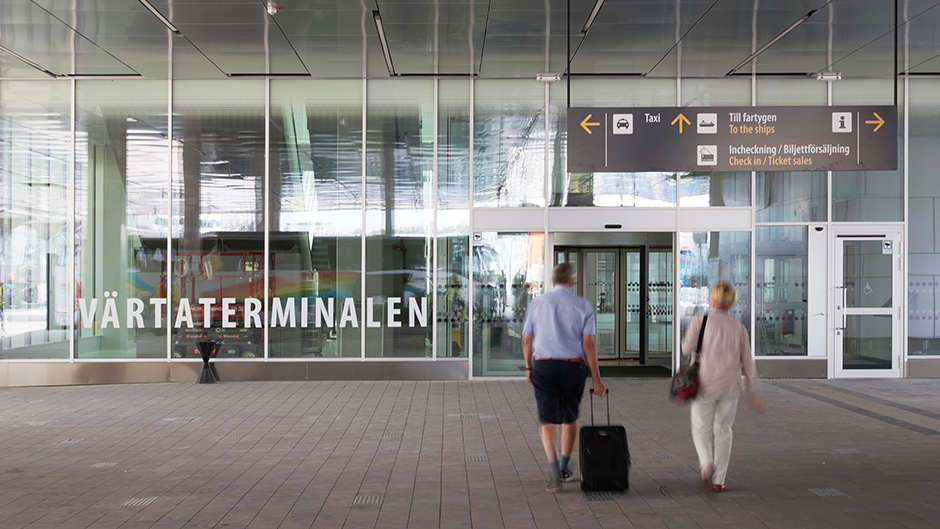 Två passagerare på väg in i Värtaterminalen
