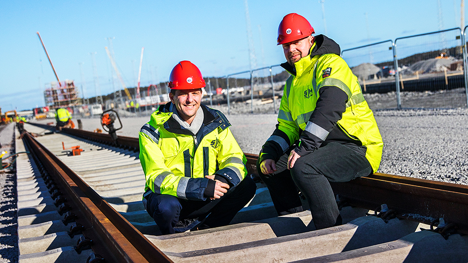 Nicklas Ebersson och Markus Johansson på tågspåret i Stockholm Norvik Hamn