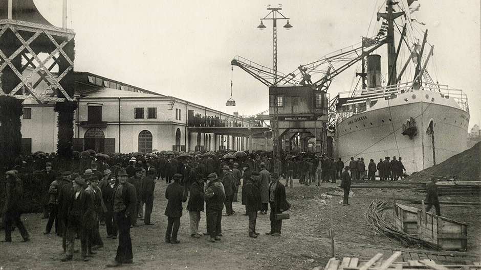 Invigningen av Frihamnen den 10 oktober 1919 med invigningspaviljongen till vänster. Fartyget heter S/S Annie Johnson.