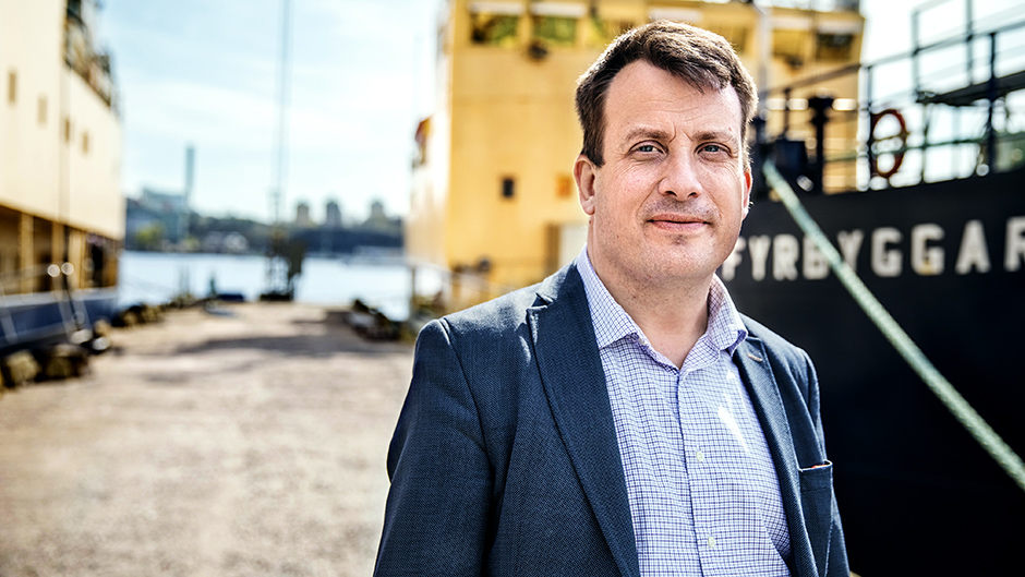 Joachim Glassell framför ett fartyg