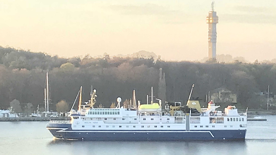Ocean Nova på väg in till Stockholm med Kaknästornet i bakgrunden