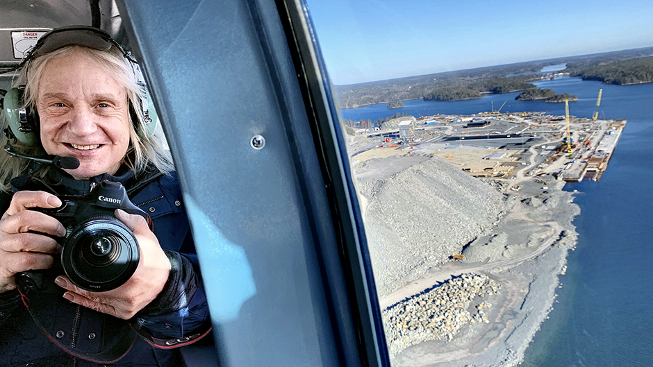 Per-Erik Adamsson i helikopter ovanför Stockholm Norvik Hamn