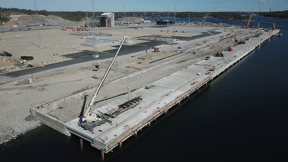 Flygbild över containerkajen i Stockholm Norvik Hamn