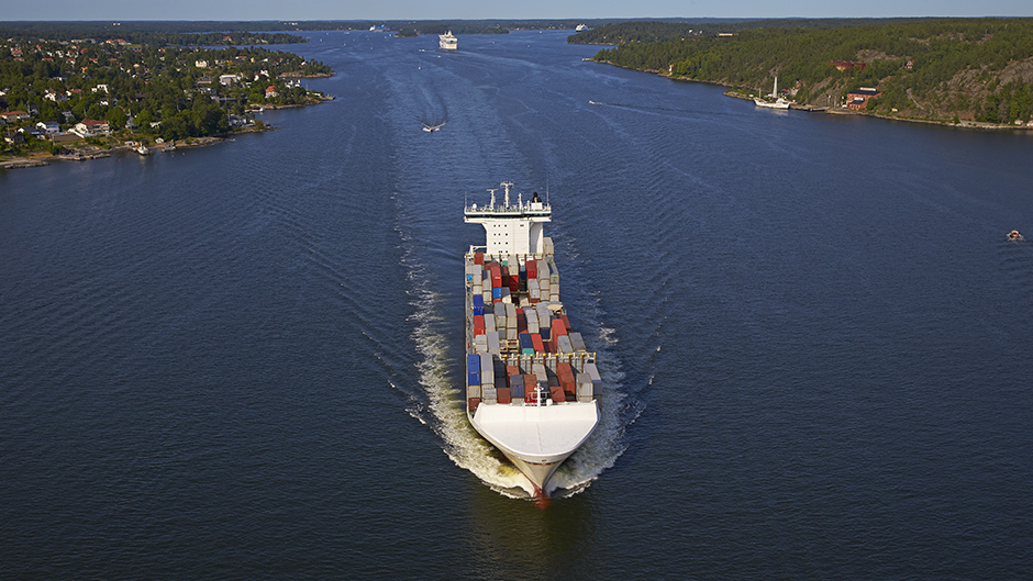 Containerfartyg stävar in mot Stockholm genom Furusundsleden