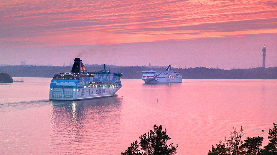 Två färjor möts på Stockholms vatten i vacker solnedgång