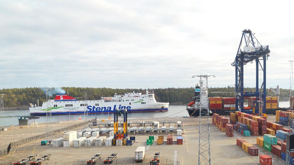 Stena Lines fartyg utanför Stockholm Norvik Hamn. En containerkran syns på bilden.