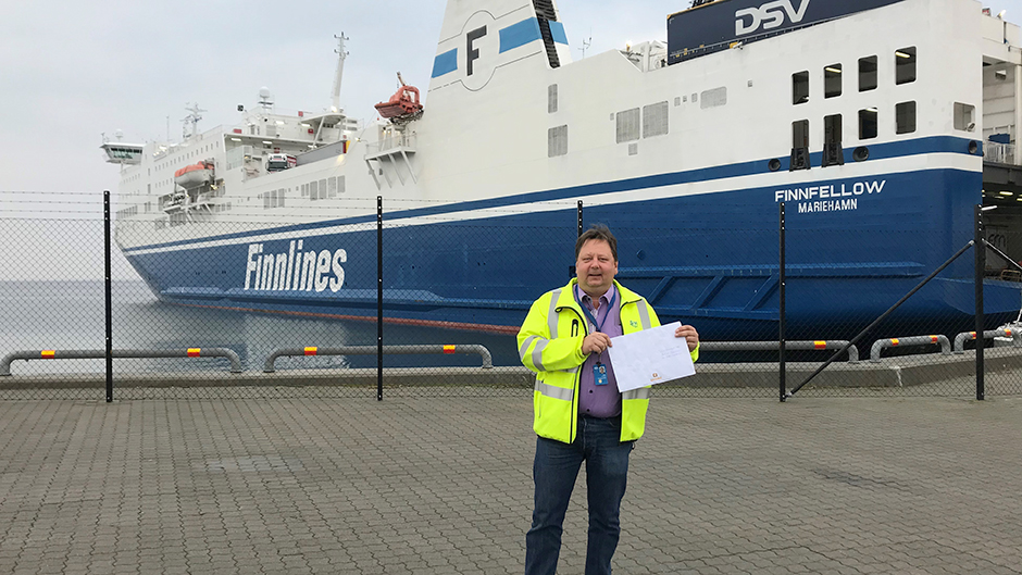 Driftchefen i Kapellskärs hamn på kajen framför fartyget Finnfellow