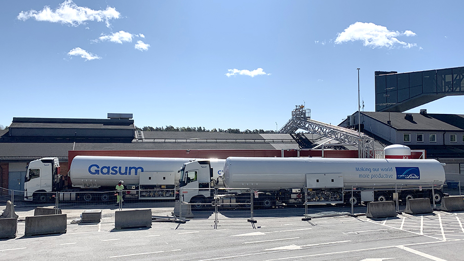 Två tankbilar vid tankstationen